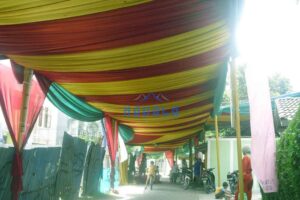 Tenda Dekorasi Serut Nuansa Maroon-Gold-Hijau Tua Tenda Dekor Sisir